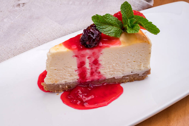 Classic cheesecake with strawberry - Foto, Imagen