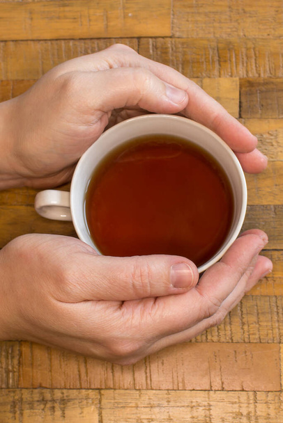 Руки с чашкой чая - Фото, изображение