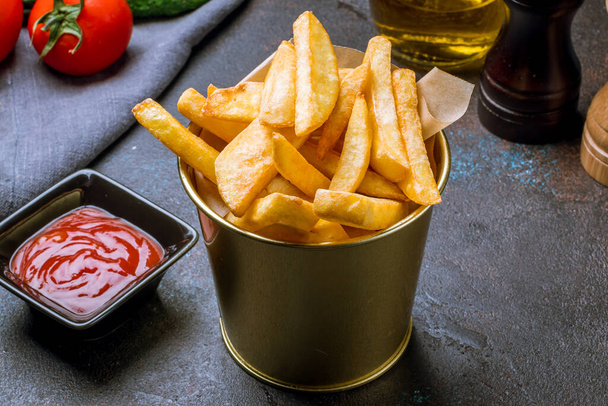 french fries on board - Фото, зображення