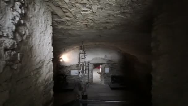 Parma Bardi középkori kastély belseje a kínzókamrában. Kiváló minőségű 4k felvételek - Felvétel, videó