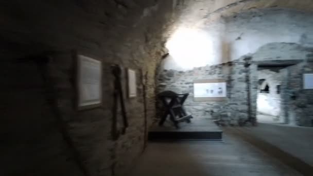 parma bardi castelo medieval interior da sala de tortura. Imagens 4k de alta qualidade - Filmagem, Vídeo