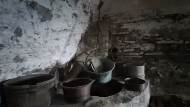 parma bardi château médiéval intérieur des cuisines avec four à bois. Images 4k de haute qualité - Séquence, vidéo