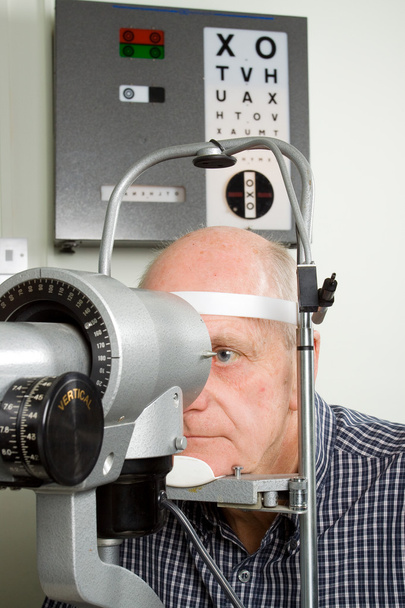 目の検査を持つ老人 - 写真・画像