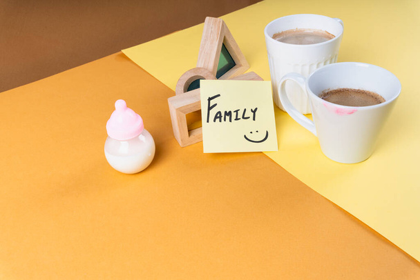 Gorący napój na śniadanie dla rodziny z butelką mleka i dwoma filiżankami kawy. - Zdjęcie, obraz