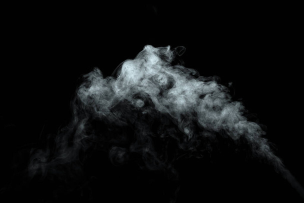 Αφηρημένη σκόνη ή καπνός που απομονώνεται σε μαύρο φόντο - Φωτογραφία, εικόνα