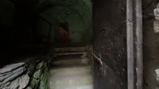 parma bardi château médiéval intérieur de la cave et la citerne d'eau. Images 4k de haute qualité - Séquence, vidéo