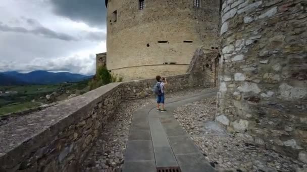 Parma Bardi ortaçağ şatosu girişi. Turist çocuk fotoğraf çekiyor. Yüksek kalite 4k görüntü - Video, Çekim