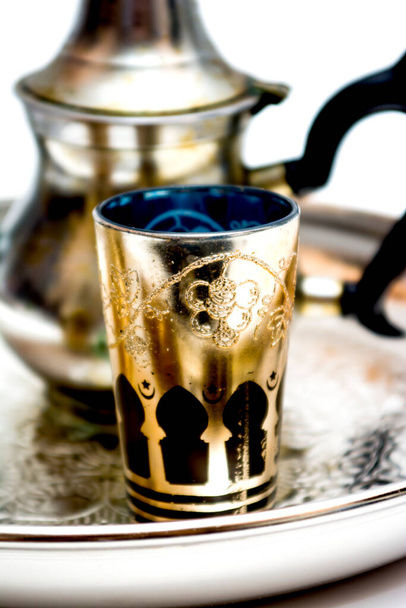 白を基調とした盆の上の東洋茶のティーポットとグラスのグループ - 写真・画像