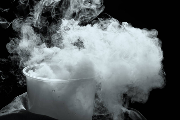 Abstrakcyjny proszek lub dym izolowany na czarnym tle - Zdjęcie, obraz