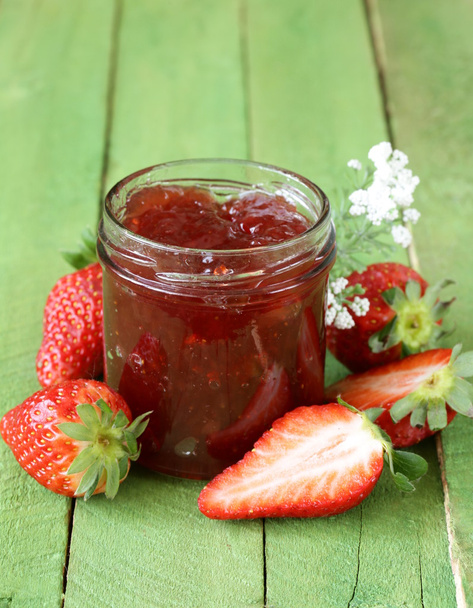 Jahodový džem s čerstvým ovocem ve sklenici na stůl - Fotografie, Obrázek