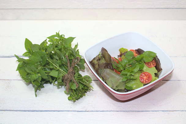 une salade verte fraîche avec de la potamot - Photo, image
