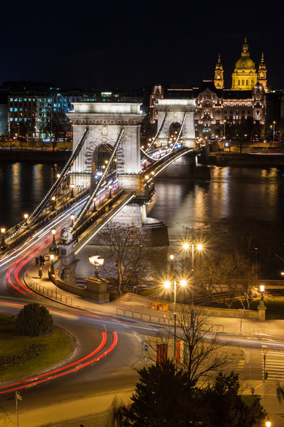 αλυσίδα γέφυρα πάνω από τον ποταμό Δούναβη τη νύχτα - Φωτογραφία, εικόνα