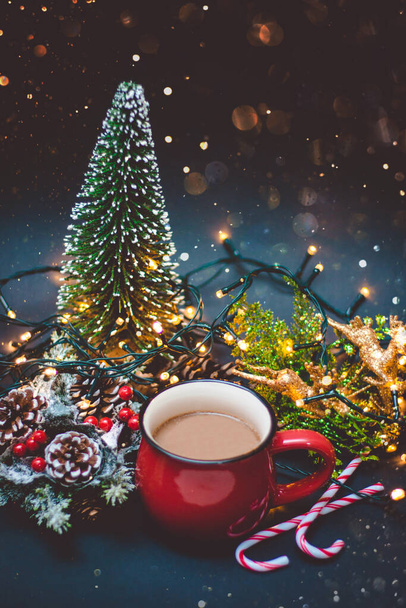  Kahvi punainen kuppi jouluvalot ja koristelu - Valokuva, kuva