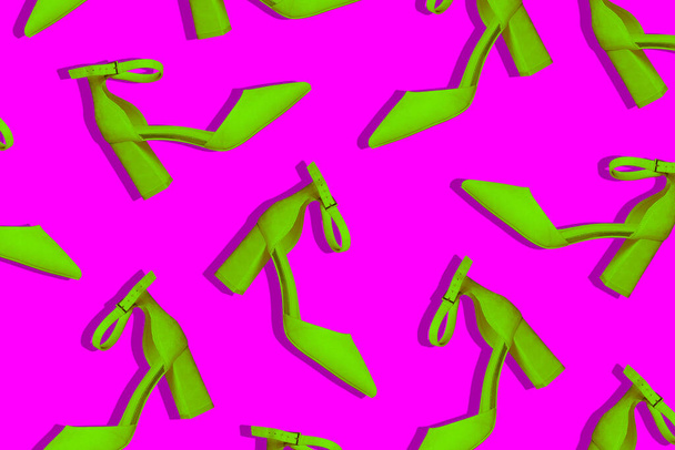 Zapatos de color verde claro sobre fondo púrpura. Concepto mínimo, collage. Revista y moda para mujer. - Foto, Imagen