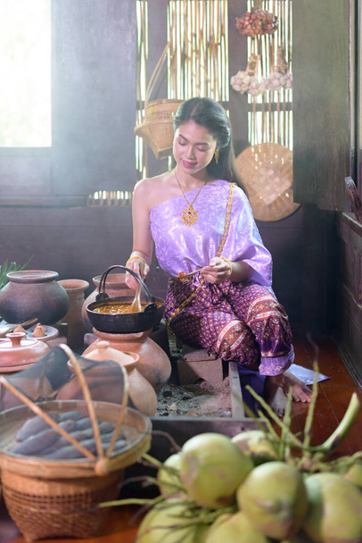 Mujer tailandesa cocinando en vestido retro tailandés - Foto, Imagen