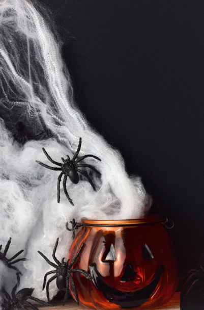 Pelottava tausta, paniikkihämähäkit ympärillä, hämähäkinseitit ja halloween kurpitsa, joka edustaa kuuluisaa lomaa lokakuussa. - Valokuva, kuva