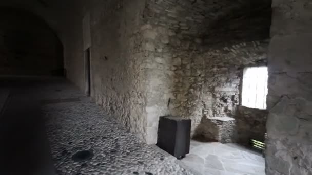 Parma Bardi middeleeuwse kasteel corridor richting ophaalbrug. Hoge kwaliteit 4k beeldmateriaal - Video