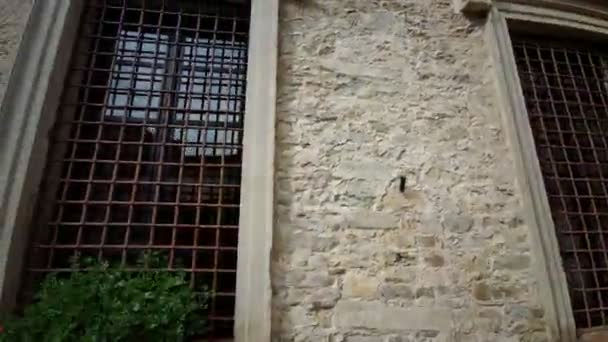 Parma Bardi ortaçağ kalesinin dış duvarı ve girişi. Yüksek kalite 4k görüntü - Video, Çekim