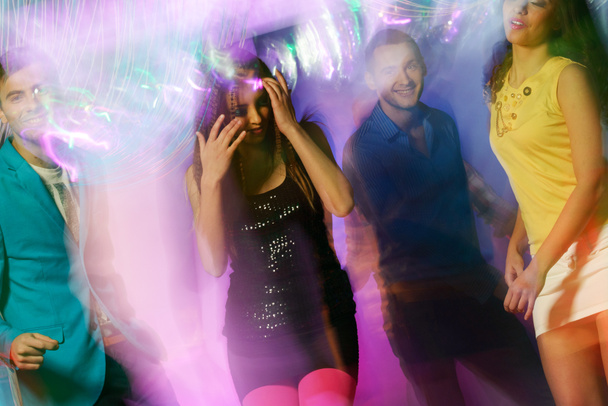 ομάδα ευτυχισμένος νέων ανθρώπων που χορεύουν στο νυχτερινό κέντρο  - Φωτογραφία, εικόνα