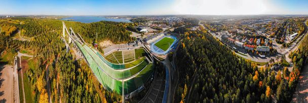Lahti spor merkezinin üç kayak kulesiyle havadan panoramik görüntüsü. - Fotoğraf, Görsel