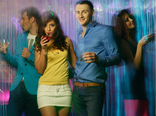 Skupina happy mladých lidí, tanec v nočním klubu  - Fotografie, Obrázek