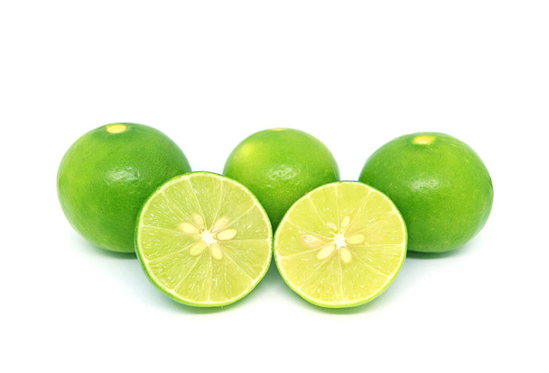 Halmaz élénk zöld friss lime elszigetelt fehér alapon - Fotó, kép