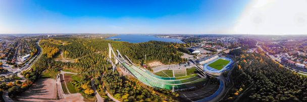 Légi panorámás kilátás a Lahti sportközpont három síugró torony. - Fotó, kép
