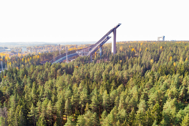 Widok z lotu ptaka na ośrodek sportowy Lahti z trzema wieżami skokowymi. - Zdjęcie, obraz