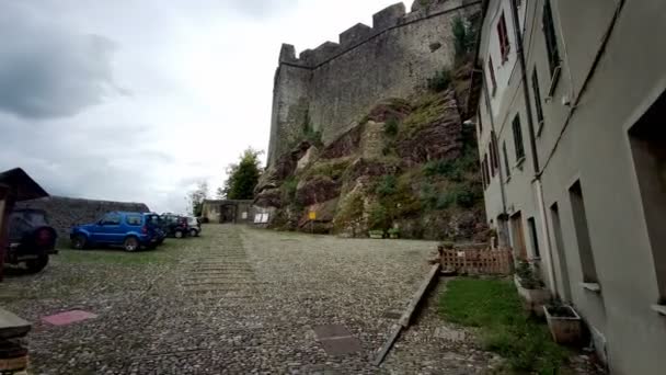 parma bardi middeleeuws kasteel panorama van de muren. Hoge kwaliteit 4k beeldmateriaal - Video