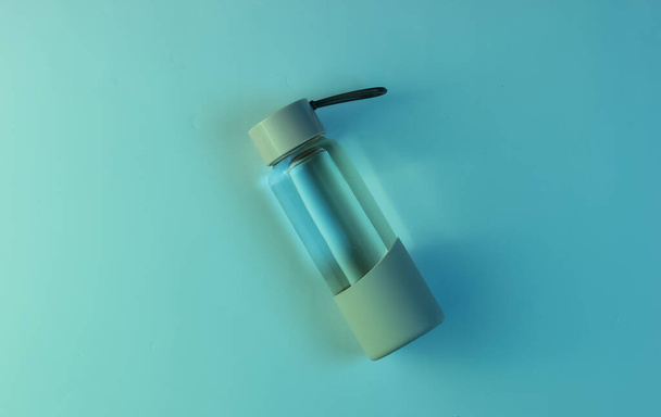 Una bottiglia d'acqua per sport e attività all'aria aperta. Luce notturna olografica blu - Foto, immagini