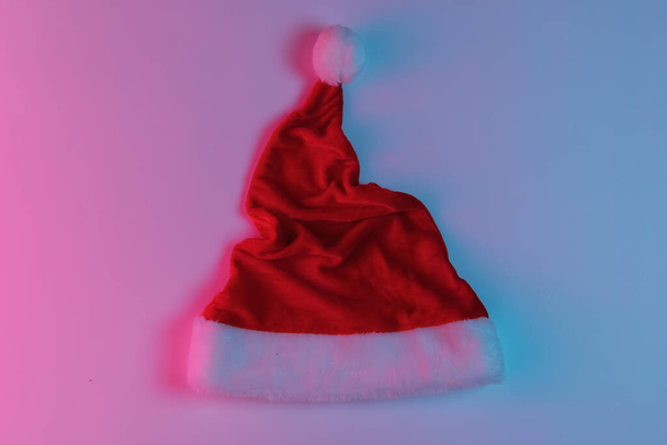 Święta to martwa natura. Santa kapelusz z neon niebieski różowy światło nocne - Zdjęcie, obraz