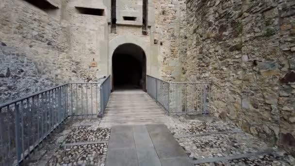 wejście do średniowiecznego zamku parma bardi na most zwodzony. Wysokiej jakości materiał 4k - Materiał filmowy, wideo