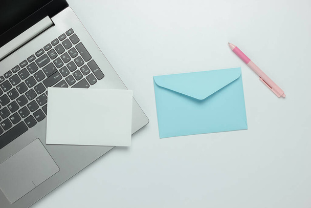 Laptop ve beyaz arkaplanda harf olan zarf. Sevgililer Günü. Üst görünüm - Fotoğraf, Görsel