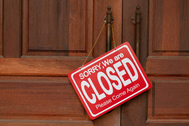 Das rote Schild mit der Aufschrift Sorry, we 're closed, please come back. - Foto, Bild