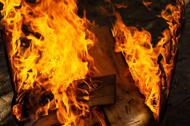 Ateş, ateş fıçısında yanan odun - Fotoğraf, Görsel