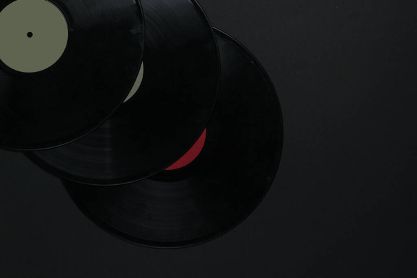 Vinylplaten op zwarte achtergrond. Bovenaanzicht - Foto, afbeelding