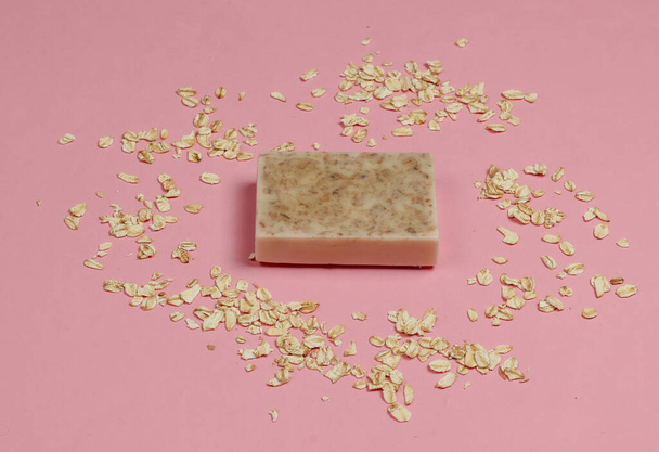 Jabón de avena hecho a mano sobre fondo rosa pastel. - Foto, Imagen
