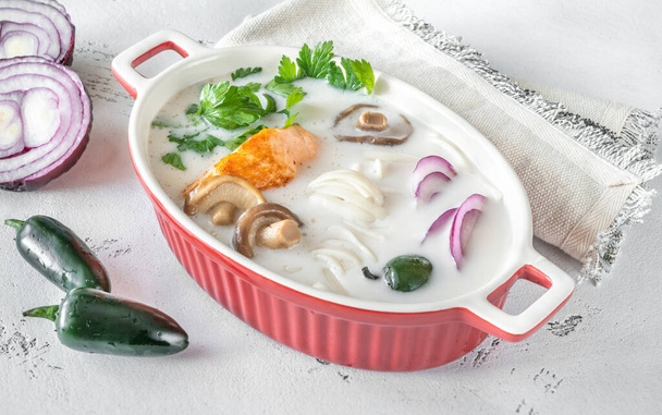 Soupe thaïlandaise au saumon de noix de coco avec ingrédients plat - Photo, image