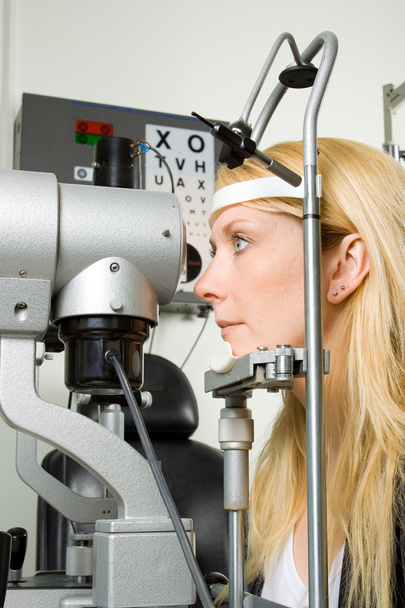 Mujer joven haciéndose la prueba ocular
 - Foto, Imagen