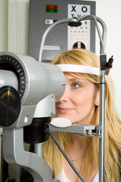 jonge vrouw met oogtest - Foto, afbeelding