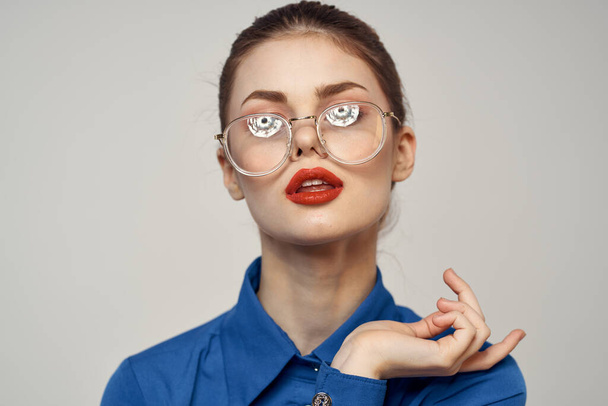 Portré érzelmi nő kék ing és szemüveg fényes smink modell fény háttér kivágott nézet Másolás tér - Fotó, kép