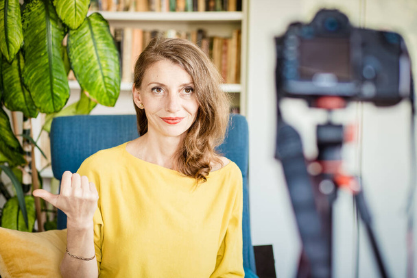 Lehrer oder Vlogger, die eine Lektion über das Online-Lernen mit der Kamera aufzeichnen - Foto, Bild