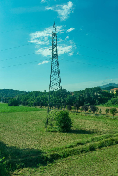 Európa, Olaszország, La Spezia Kasltelruth vonathoz, egy buja zöld mező közvetlen közelében - Fotó, kép