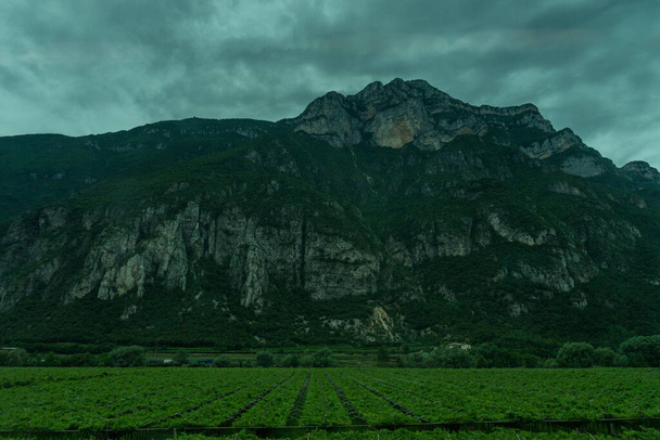 Europa, Itália, La Spezia de trem Kasltelruth, um grande campo verde com uma montanha no fundo - Foto, Imagem