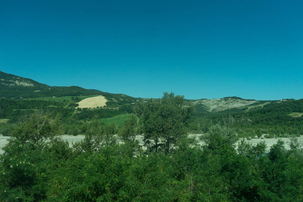 Europa, Itália, La Spezia para Kasltelruth trem, uma árvore com uma montanha no fundo - Foto, Imagem
