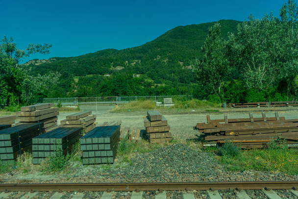 Avrupa, İtalya, La Spezia 'dan Kasltelruth trenine, çimenlerde oturan ahşap bir bank - Fotoğraf, Görsel