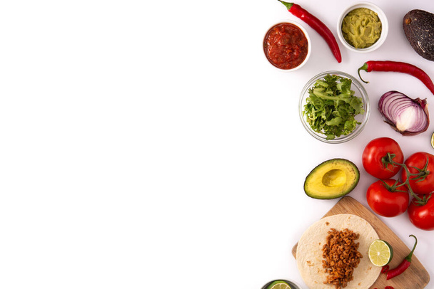 tacos mexicains ingrédients isolés sur fond blanc. Espace de copie - Photo, image