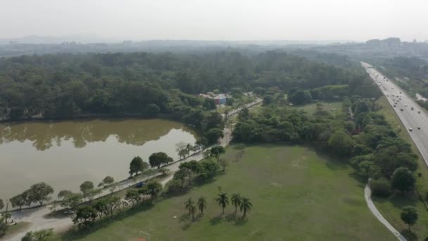 ecologisch park van Tiet naast de Ayrton Senna Highway in Sao Paulo, Brazilië, achterwaartse beweging - Video