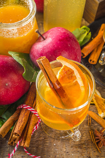 Traditionele herfst winter alcohol drinken. Heet en kruidig appelcider.  - Foto, afbeelding