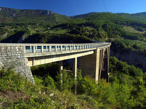 Construção da ponte. Ponte de arco Durdevica Tara nas montanhas, norte de Montenegro
. - Foto, Imagem